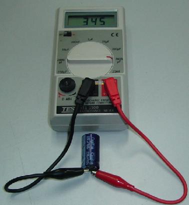 Testing a capacitor with a multimeter 